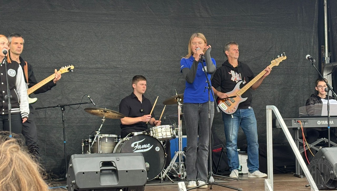 Die Band mit den Sängerinnen Anna Niederau und Lina Schwan in Aktion c Die Band mit den Sängerinnen Anna Niederau und Lina Schwan in Aktion