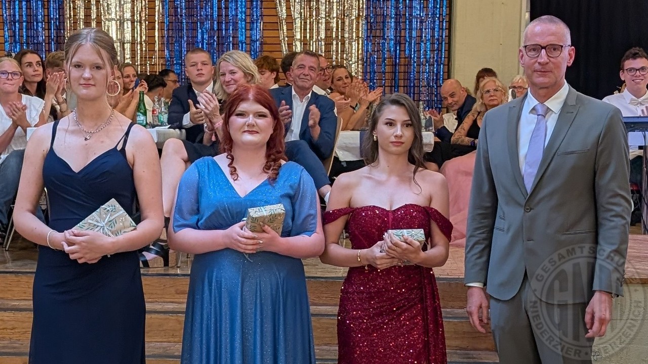 c Für die besten Abschlüsse wurden  Joanna Grau (FORQ), Maya Heinen (FOR) und Chayenne Götz (EESA) geehrt