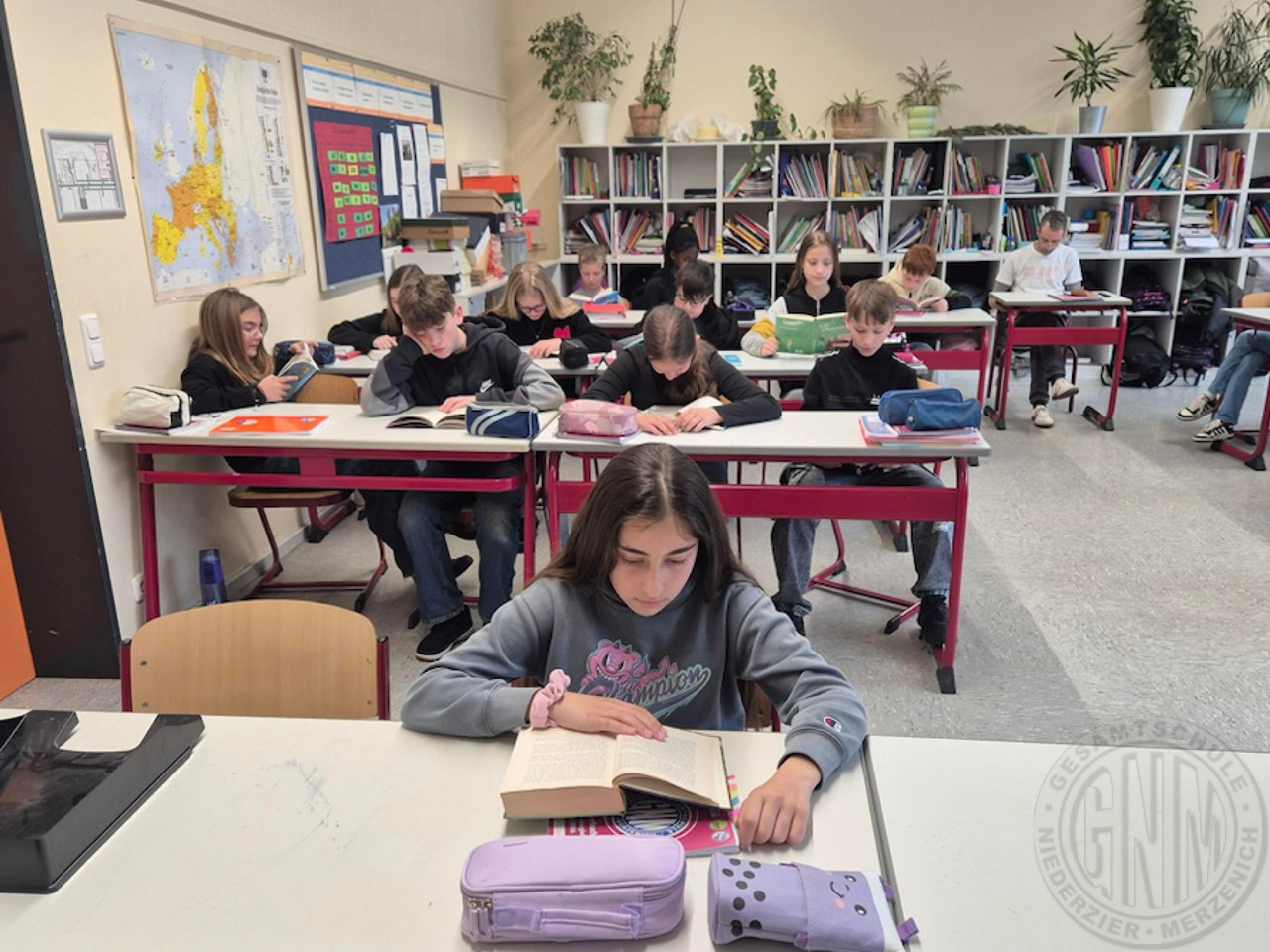 In Büchern versunken - Momentaufnahme aus der Lesezeit an der Gesamtschule Niederzier/Merzenich