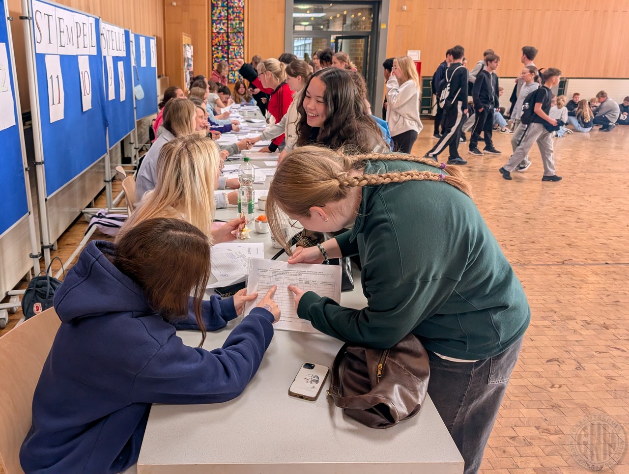 In der Aula wurden die Ergebnisse aller Schülerinnen eingetragen c In der Aula wurden die Ergebnisse aller Schülerinnen eingetragen