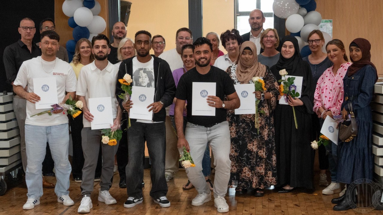 Nur glückliche Gesichter bei der Externenprüfung an der Gesamtschule Niederzier/ Merzenich c Nur glückliche Gesichter bei der Externenprüfung an der Gesamtschule Niederzier/Merzenich
