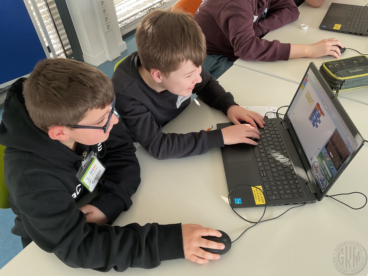 Fynn und Jacob beim Tüfteln c Fynn und Jacob beim Tüfteln