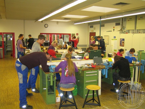 Maedchentechnikwoche 2009 Bild 05.jpg