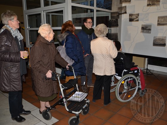 Thomas Reibel erläutert die Idee seiner Installation Thomas Reibel erläutert die Idee seiner Installation