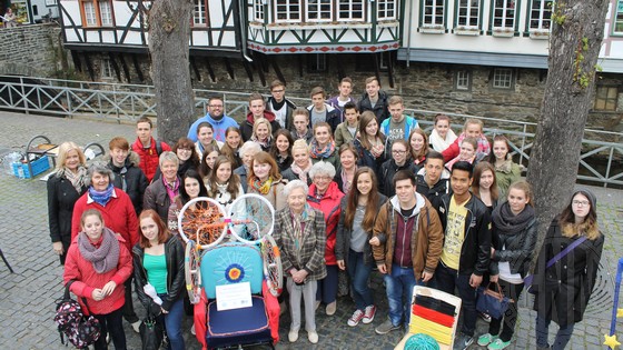 Die TeilnehmerInnen des Projekts bei der Ausstellung in Monschau. Die TeilnehmerInnen des Projekts bei der Ausstellung in Monschau.