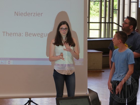 Giulia Effertz und Roman Pollmeier moderierten die Präsentation. 1