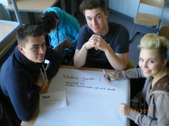 Felix Brach, Henning Flüggen und Sophie Potthast befassten sich mit dem Wirken Mahatma Gandhis. 2014 SOR Projekttag 1