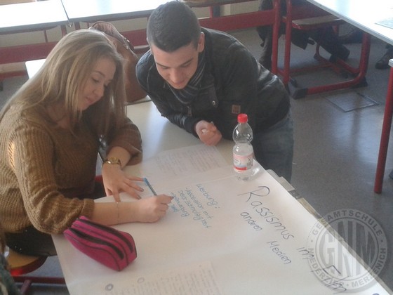 Piero Hamachers und Oksana Fuchs bei der Erstellung eines Plakates. 2014 SOR Projekttag 2