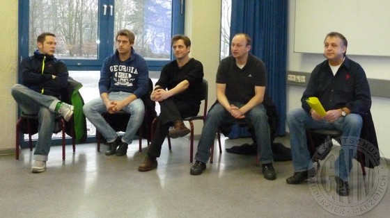 Die Experten: (v.l.) Die Soizalpädagogen des Pädagogischen Fan-Projekts, Christian Hauschild, Stefan Ening und Carsten Blecher. Daneben die Mitarbeiter des SKB, Uwe John und Raimund Schulte-Rosier. Die Experten: (v.l.) Die Soizalpädagogen des Pädagogischen Fan-Projekts, Christian Hauschild, Stefan Ening und Carsten Blecher. Daneben die Mitarbeiter des SKB, Uwe John und Raimund Schulte-Rosier.