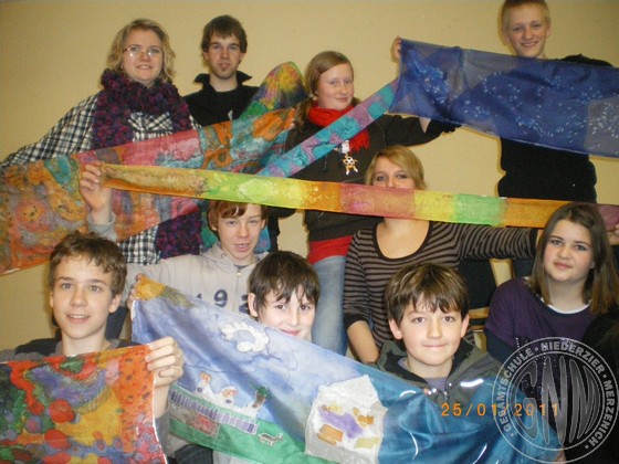 Die Gruppe von Verena Bockemühl besuchte den Sophienstift in Niederzier und brachte selbst gefertigte Seidentücher mit. Die Gruppe von Verena Bockemühl besuchte den Sophienstift in Niederzier und brachte selbst gefertigte Seidentücher mit.