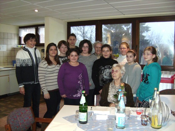 Einen Tag im Seniorenheim gestaltete auch die Projektgruppe um Lehrerin Ute Fütterer. Einen Tag im Seniorenheim gestaltete auch die Projektgruppe um Lehrerin Ute Fütterer.