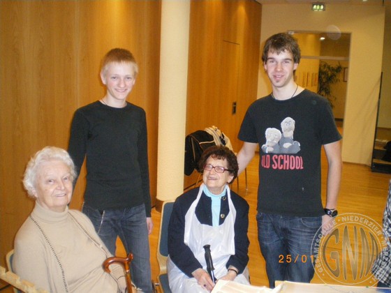 Sichtlich gut gelaunt verbrachten Joey Vogt und Benedikt Heinen mit Bewohnerinnen des Sophienstiftes den Tag. Sichtlich gut gelaunt verbrachten Joey Vogt und Benedikt Heinen mit Bewohnerinnen des Sophienstiftes den Tag.