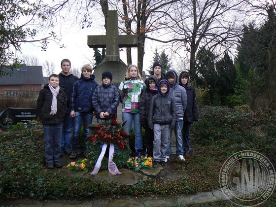 Auch die Kriegsgräberdenkmäler wurden von SchülerInnen der Gesamtschule Niederzier/Merzenich gesäubert. Auch die Kriegsgräberdenkmäler wurden von SchülerInnen der Gesamtschule Niederzier/Merzenich gesäubert.