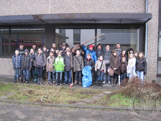 Eine Müllsammelaktion führten SchülerInnen einer Gruppe unter Leitung von Sven Klose durch. Eine Müllsammelaktion führten SchülerInnen einer Gruppe unter Leitung von Sven Klose durch.