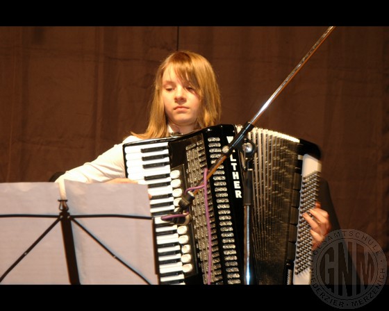 Christiane Laas (10e) am Akkordeon. Christiane Laas (10e) am Akkordeon.