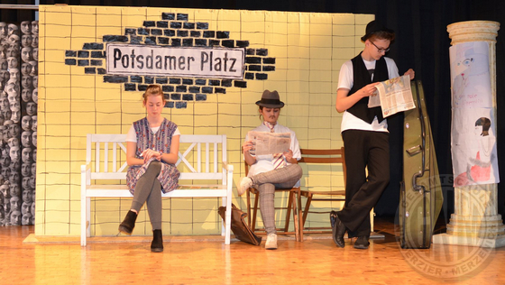 Warten am Potsdamer Platz 1