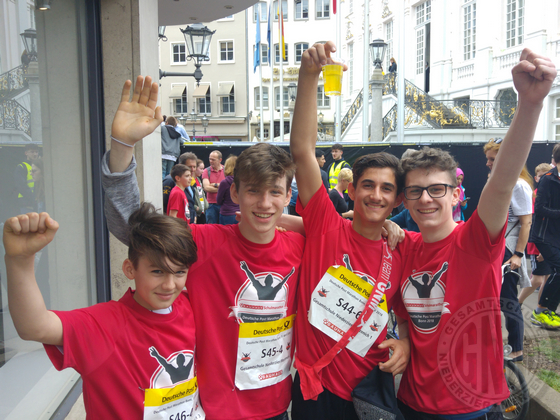 Erik Reifferscheidt, Benjamin Lenzen, Ibrahim Shamma und Jason Bundesmann jubelnd. jubelnd
