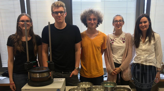 Shalize Oktar, Nicolas Gaebel, Daniel Gleich und Joline Oktar mit Chemielehrerin Aysun Ermayasi teilnehmerinnen
