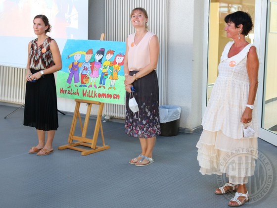 Die Tutorinnen Katharina Kokott, Vanessa Machny-Pohl und Gaby Rahier bei der Klassenvorstellung