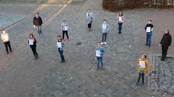 Zum Gruppenfoto ohne Masken ging es im Dezember auf den Hof