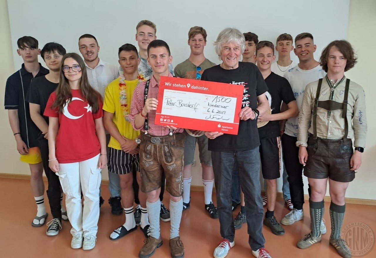 c 1. Peter Borsdorff und die LäuferInnen der Gesamtschule präsentieren den Spendenbetrag