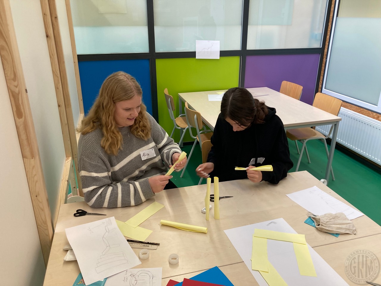 Alisa Fast und Celine Freitag bei der Konstruktion einer tragfähigen Papierbrücke c Alisa Fast und Celine Freitag bei der Konstruktion einer tragfähigen Papierbrücke;