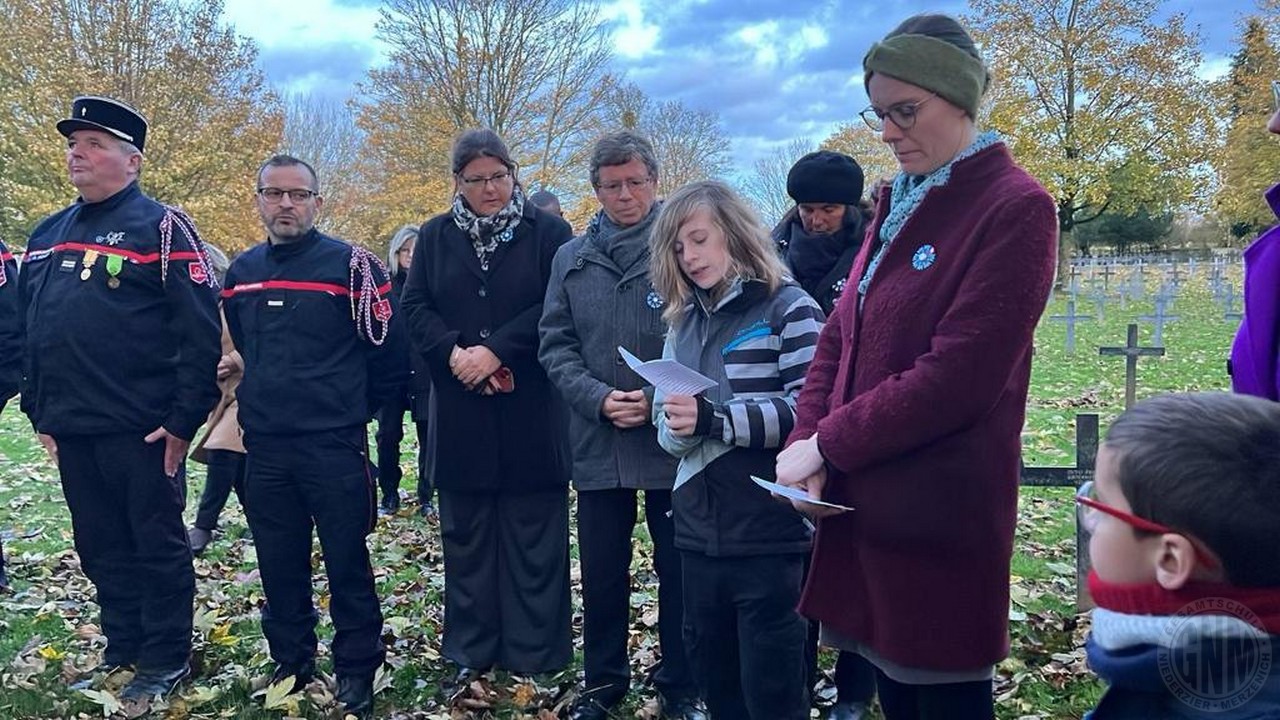 c Jamie Krafzick und Christine Pruszeit trugen am Soldatenfriedhof ein Friedensgedicht vor