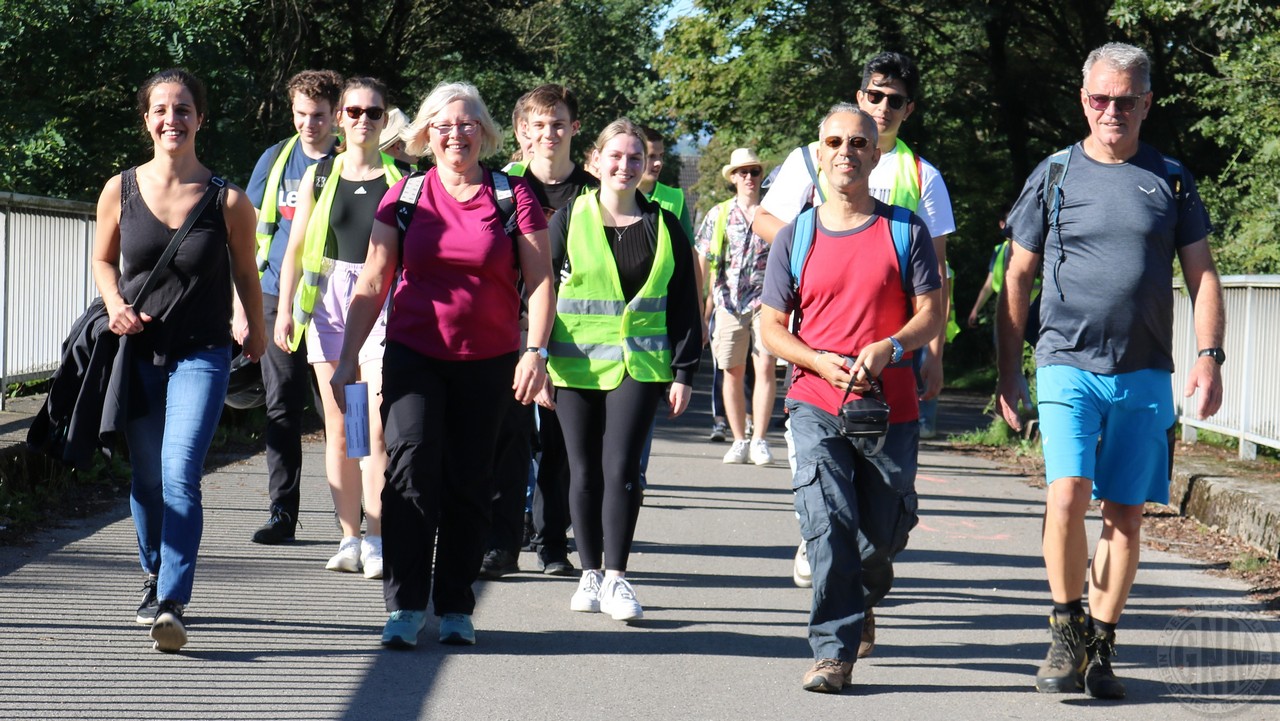 c Die Koordinatorinnen Alexandra Falcman (links) und Irmgard Fiergolla (2.v.links) gingen beim 13. Sponsored Walk voran