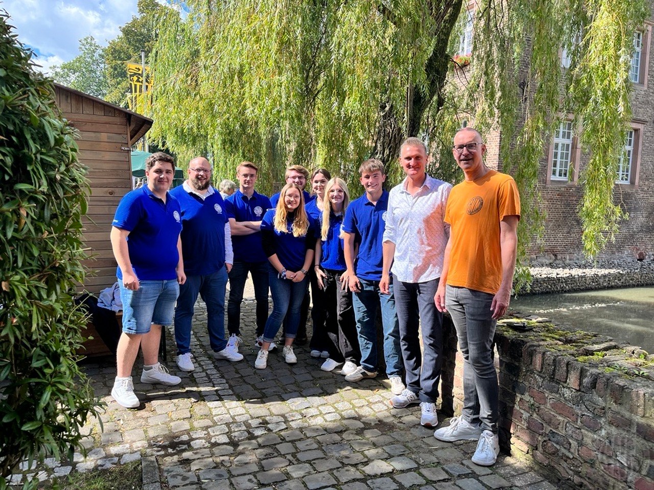 c Das SV Team mit Bürgermeister Frank Rombey und Schulleiter Stefan Möller