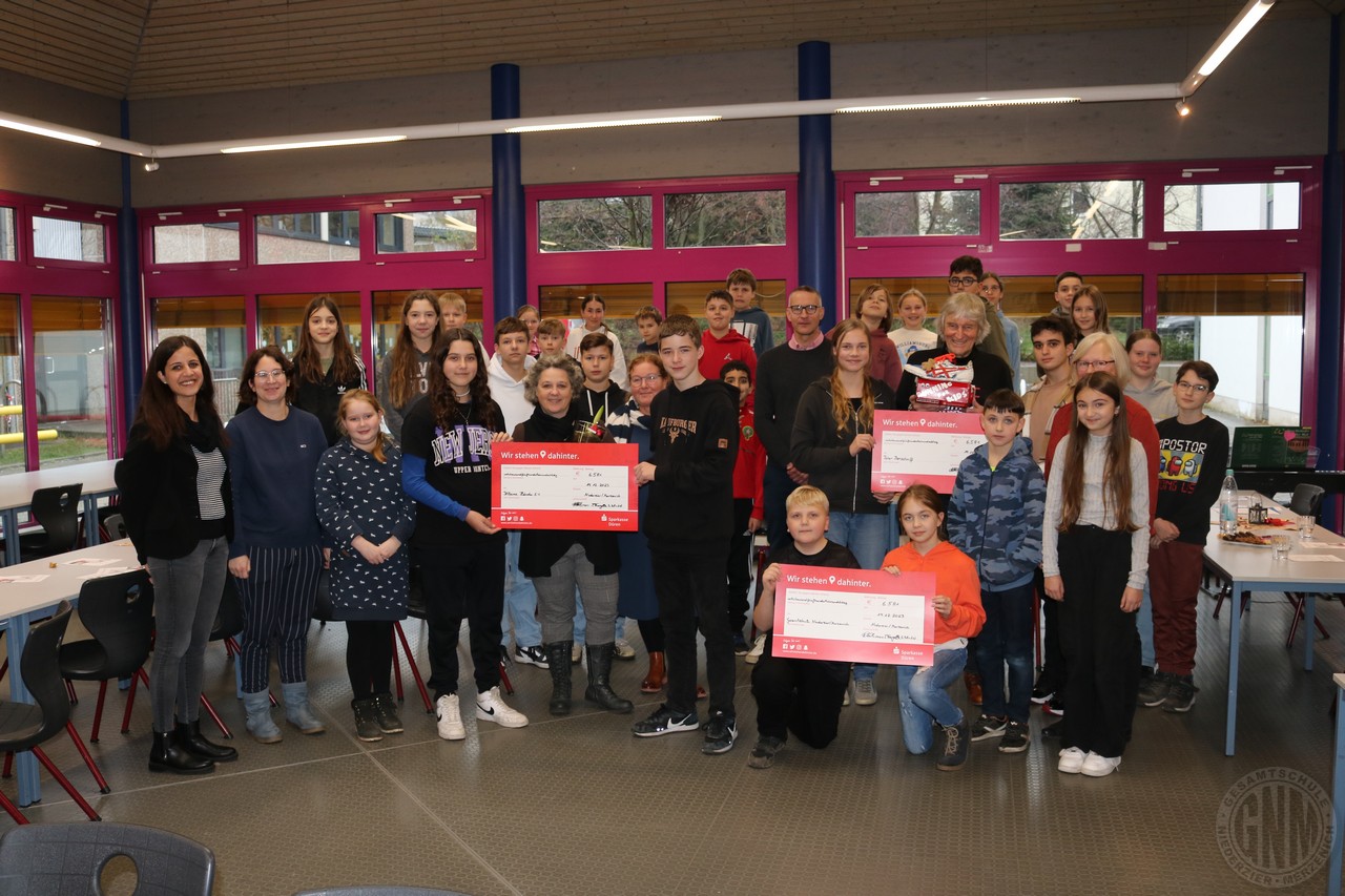 c Die feierliche Scheckübergabe an der Gesamtschule NIederzier Merzenich