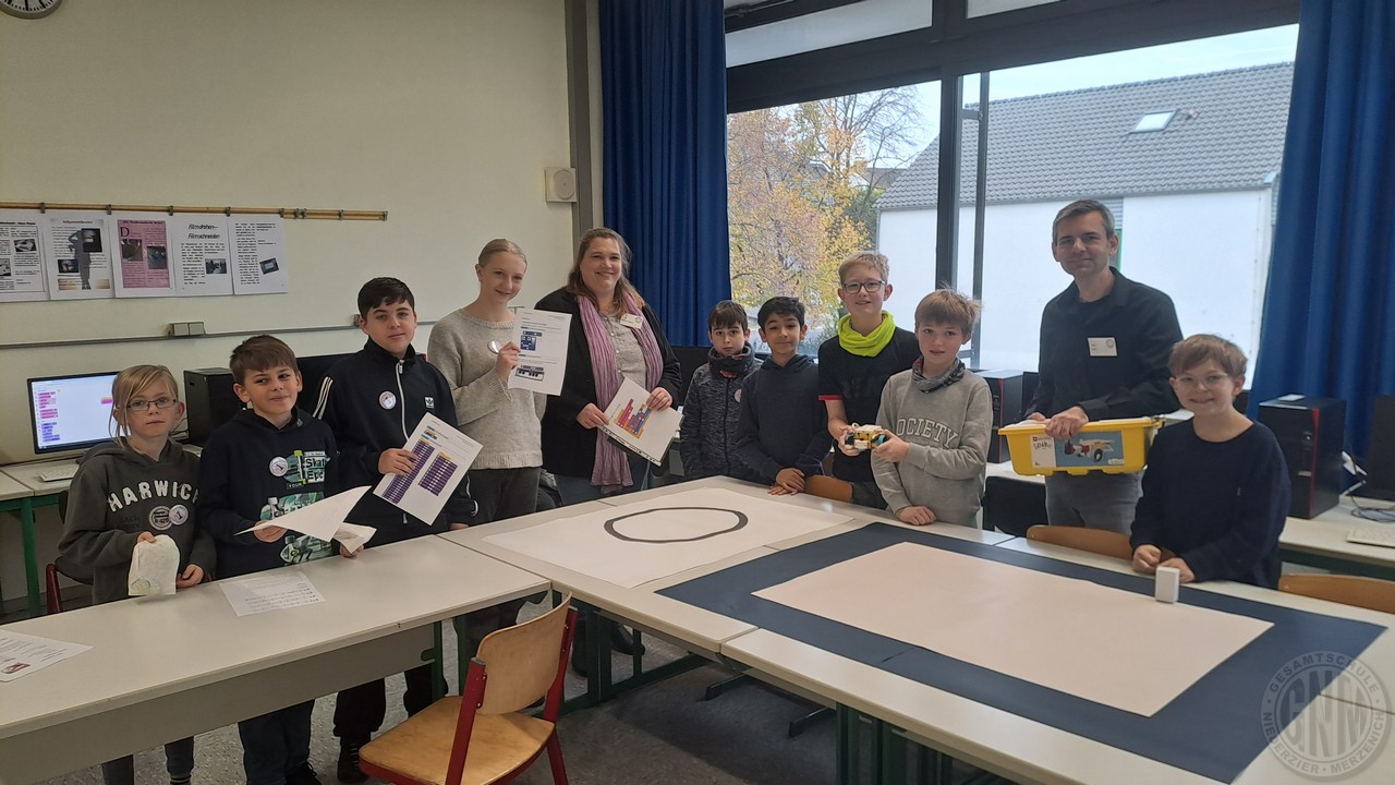c Zum Robotic Workshop luden Helga MÜhlensiepen und Philipp Lobe ein.