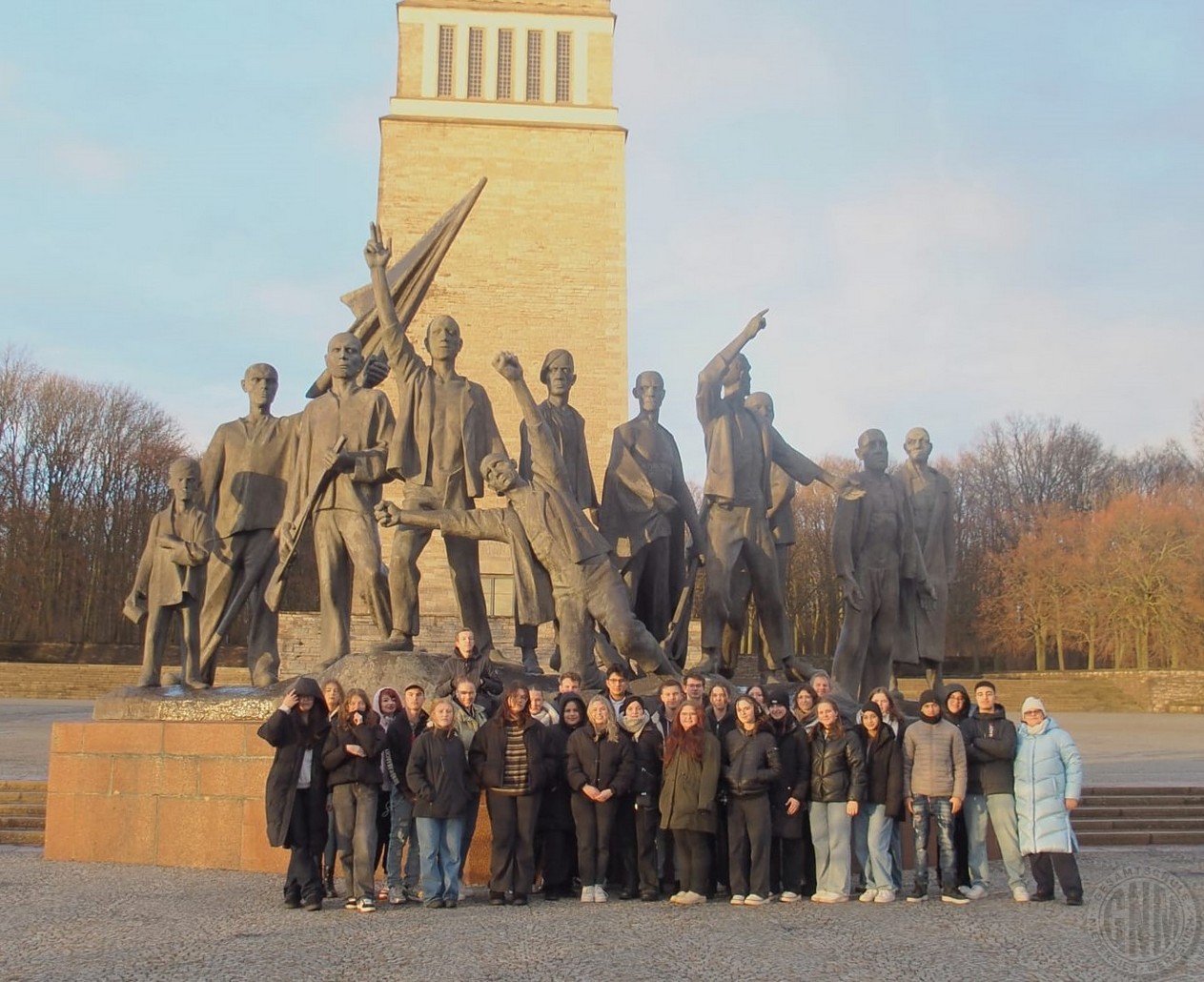 Die Gruppe vor der berühmten Bronzeplastik am Mahnmal bei Buchenwald