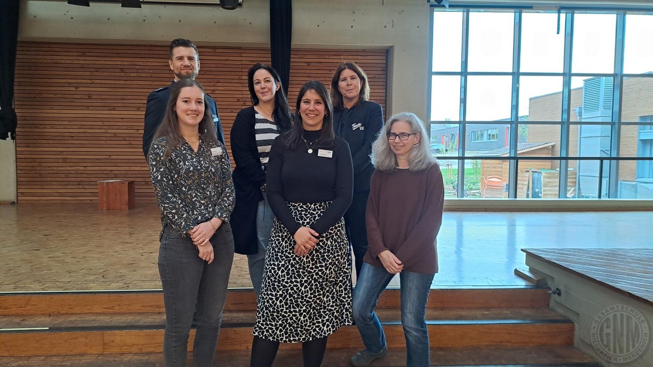 c Koordinatorin Monika Koch (vorne rechts) mit einem Teil der Referentinnen, die am Workshop der Gesamtschule Niederzier Merzenich teilnahmen