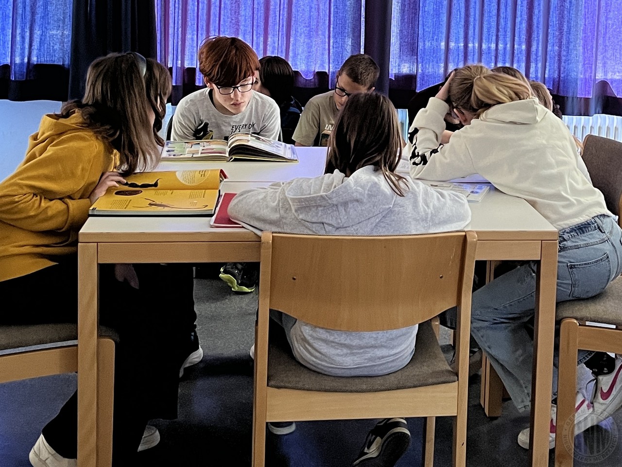 c 1. Wirklich wahr   so konzentriert wird in der Bibliothek in Merzenich gelesen