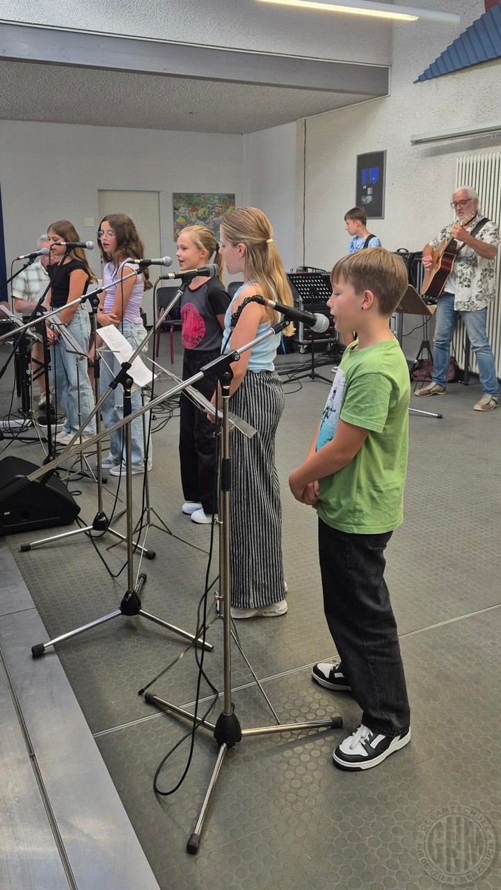 c Die Schulband präsentierte den Schulsong