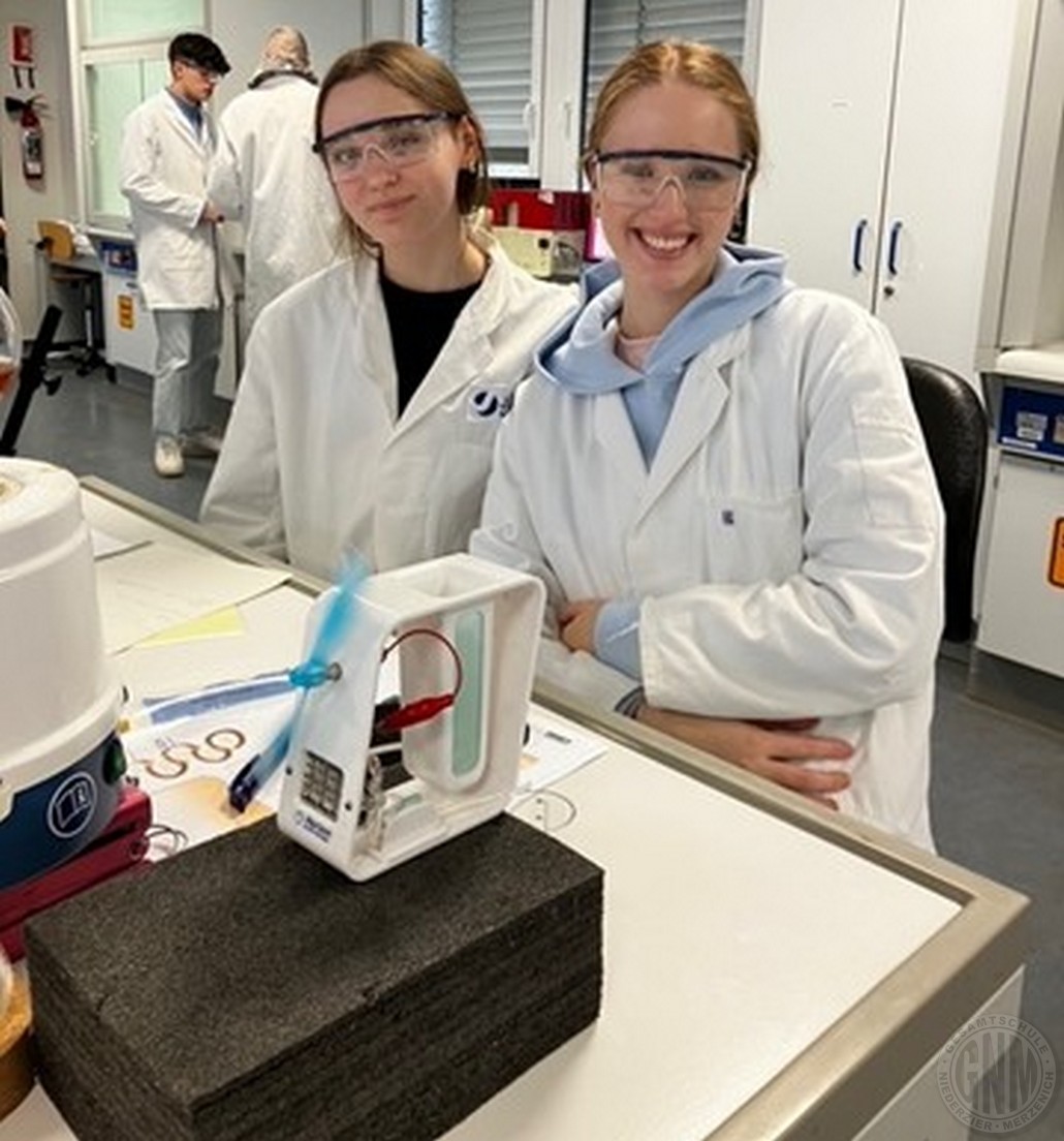 c Nina Spanka (links) und Selina Weiß (rechts), beide 10d, am Ende des Experimentiertages mit der Modellturbine, welche mittels Ethanol ans Laufen gebracht wurde.