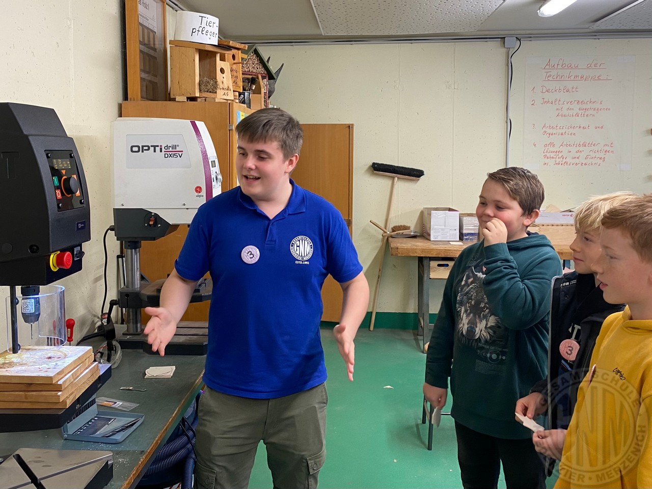 Luc erklärt die Details einer Bohrmaschine c 2. Luc erklärt die Details einer Bohrmaschine