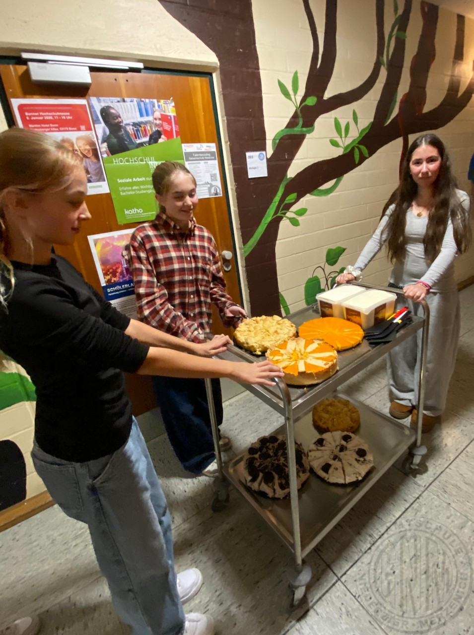 c Laura, Enie und Ayla mit vielen selbst zubereiteten Köstlichkeiten