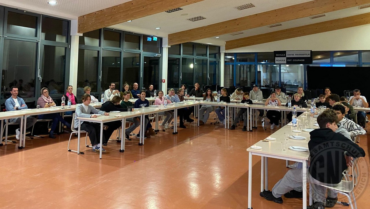 Warten auf das Diner - das Lernzentrum bot Platz für SchüelrInnen und Gäste c Warten auf das Diner das Lernzentrum bot Platz für SchüelrInnen und Gäste