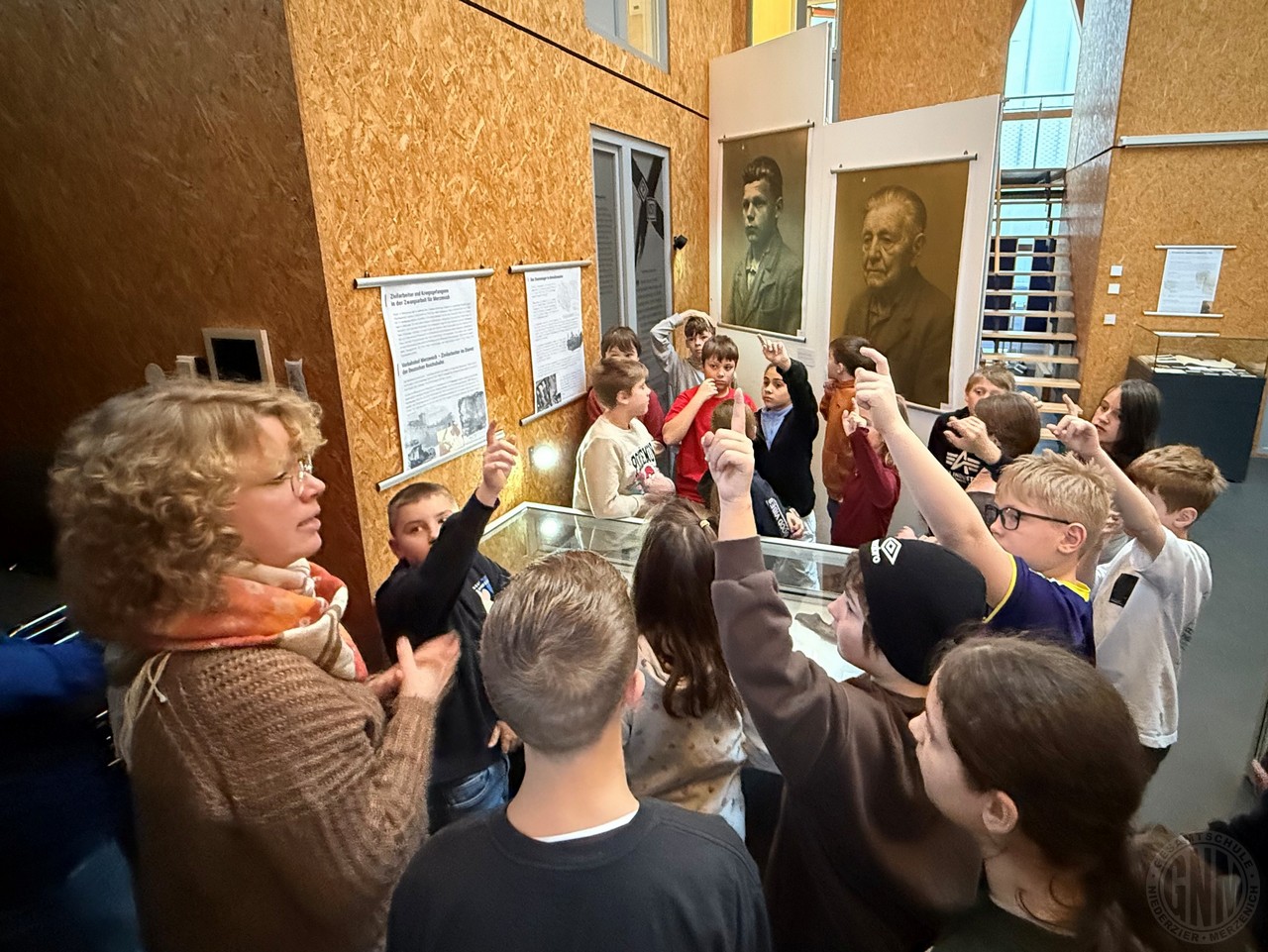 c Inga Mehlert Garms   umgeben von motivierten FünftklässlerInnen