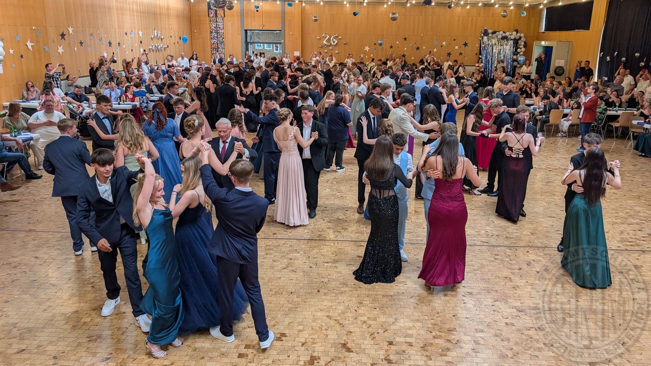 Eine Aula voller schwingender Tanzbeine. c Eine Aula voller schwingender Tanzbeine.MP