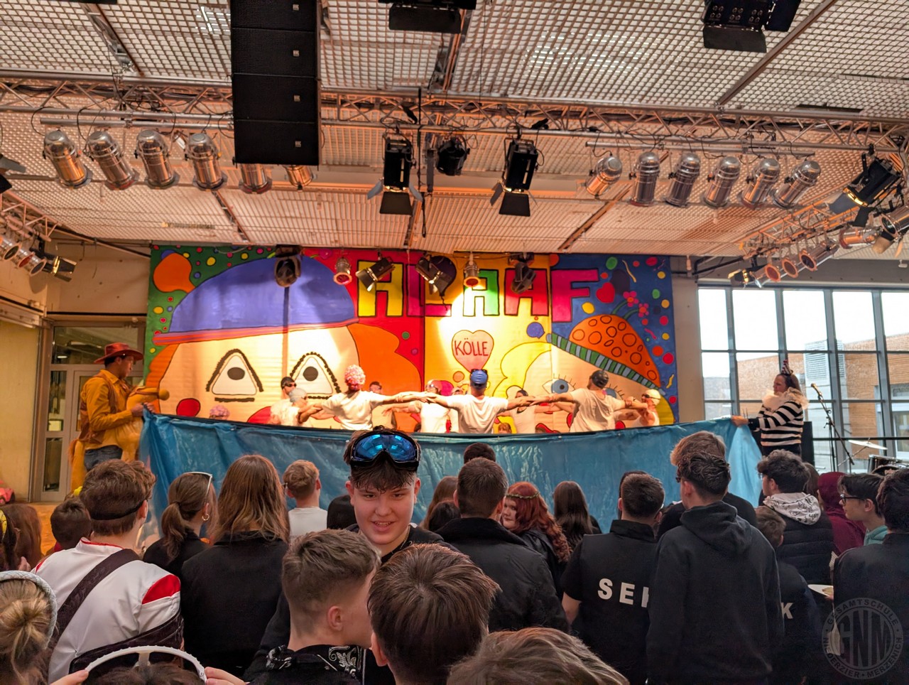 Das Wasserballett der Lehrkräfte genügte auch tänzerisch höchsten Ansprüchen c Das Wasserballett der Lehrkräfte genügte auch tänzerisch höchsten Ansprüchen