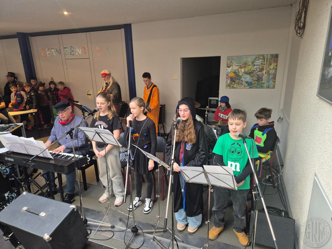 Die Schulband unter Leitung von Olav Calbow c Die Schulband unter Leitung von Olav Calbow