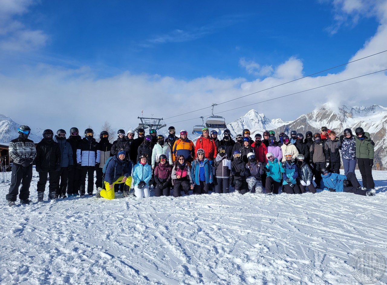 Die TeilnehmerInnen der Schulskifahrt c Die TeilnehmerInnen der Schulskifahrt