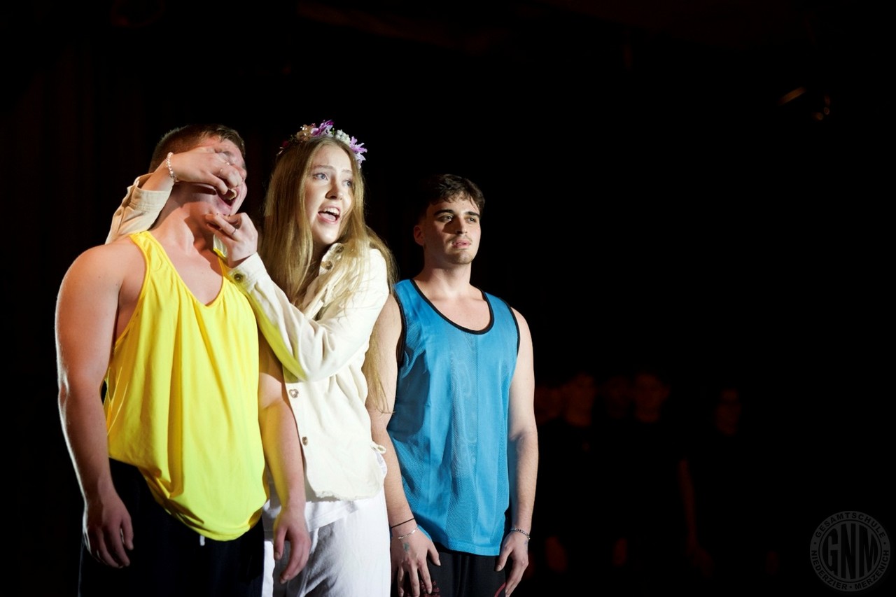 In der Inszenierung des „Hohelieds“ durch den Literaturkurs Q1 wurde Florian Langen auf den Zahn gefühlt. c Hohelied