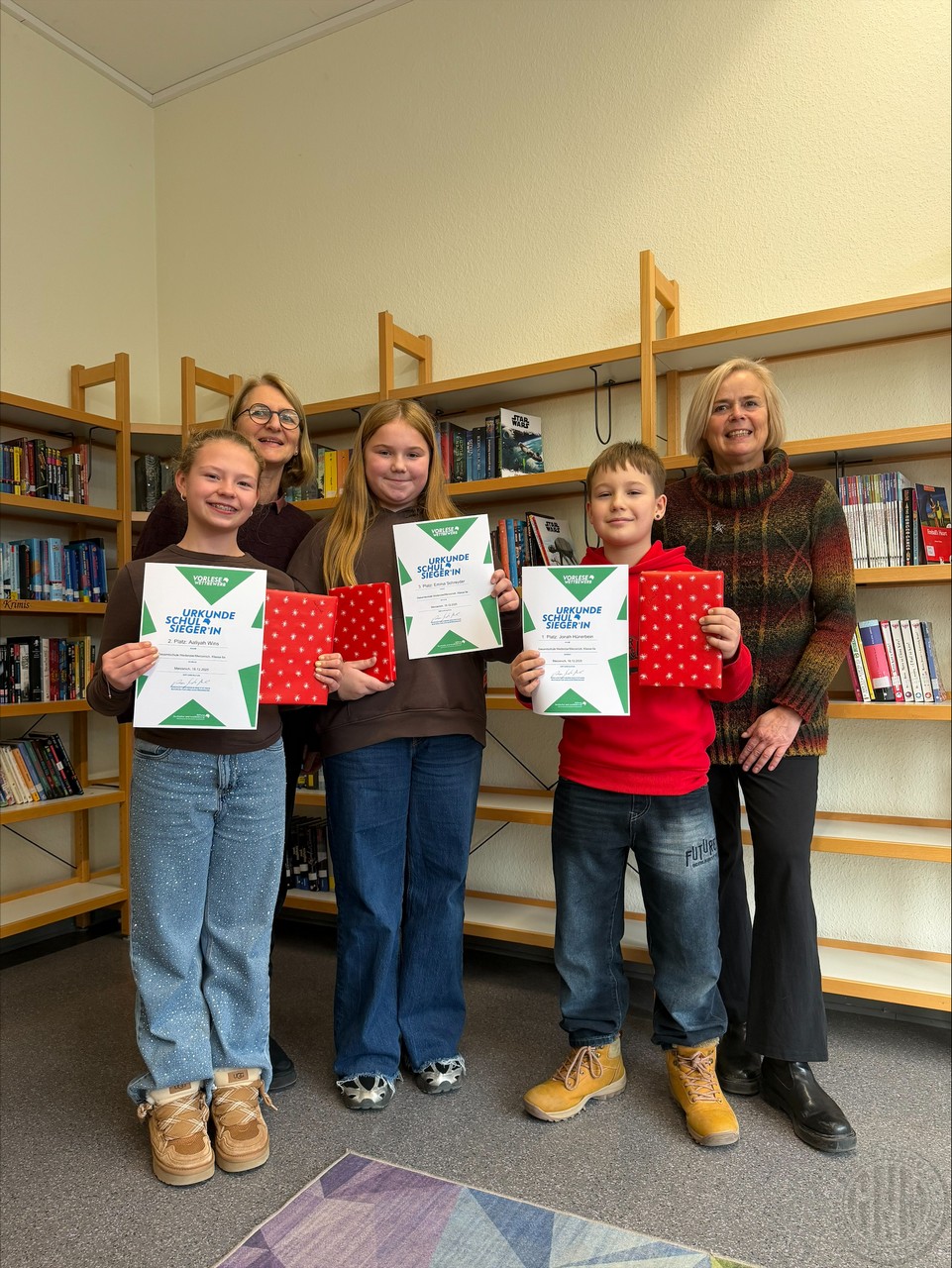 c Die drei Erstplatzierten Aaliyah, Emma und Jonah gemeinsam mit Petra Kurtz Wiesler und Erika Theiß