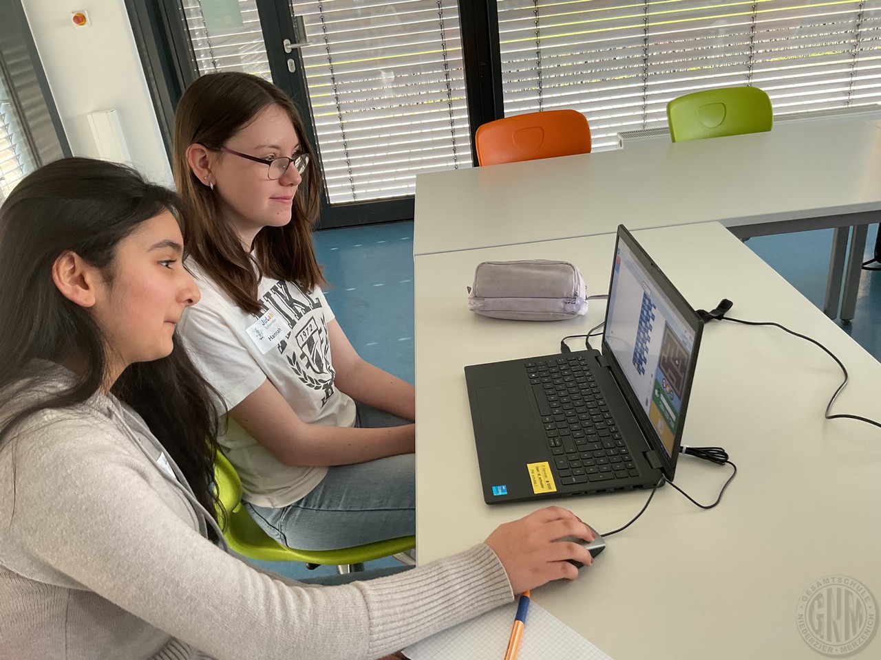 c Manaal und Hannah hatten viel Spaß im JuLab