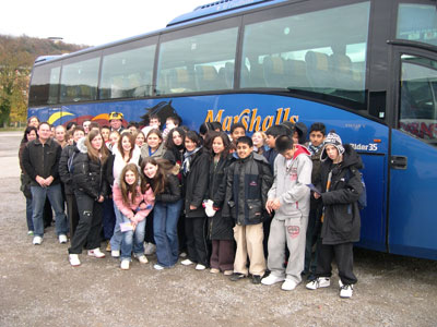 Am Bus empfing die Organisatorin Claudia Reschke die Schülerinnen und Schüler aus Luton. 
