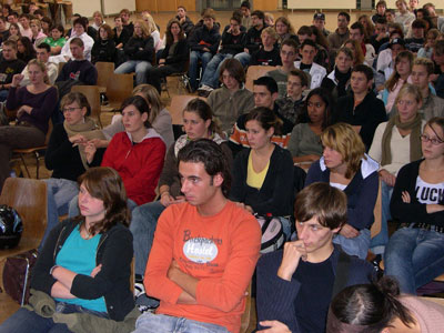 Gebannt verfolgten die Schüler der gymnasialen Oberstufe die Theateraufführung