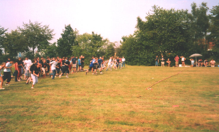 Beim Frisbeeweitwurf schafften die besten Schüler über 50 Meter. 